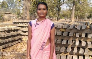 पोल निर्माण कार्य से आत्मनिर्भर बनीं सेमरिहा की फूलमती सिंह