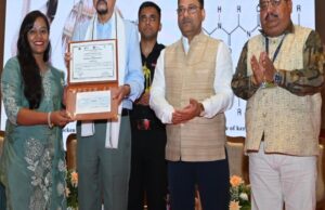 अपनी भावनाओं, दुख और खुशी को व्यक्त करने का सबसे सरल और सशक्त माध्यम हमारी मातृभाषा होती है-श्री डेका