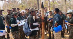 प्रशिक्षु आईएफएस अधिकारियों ने लघु वनोपजों से उत्पाद बनाने की प्रक्रिया देखी