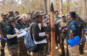 प्रशिक्षु आईएफएस अधिकारियों ने लघु वनोपजों से उत्पाद बनाने की प्रक्रिया देखी